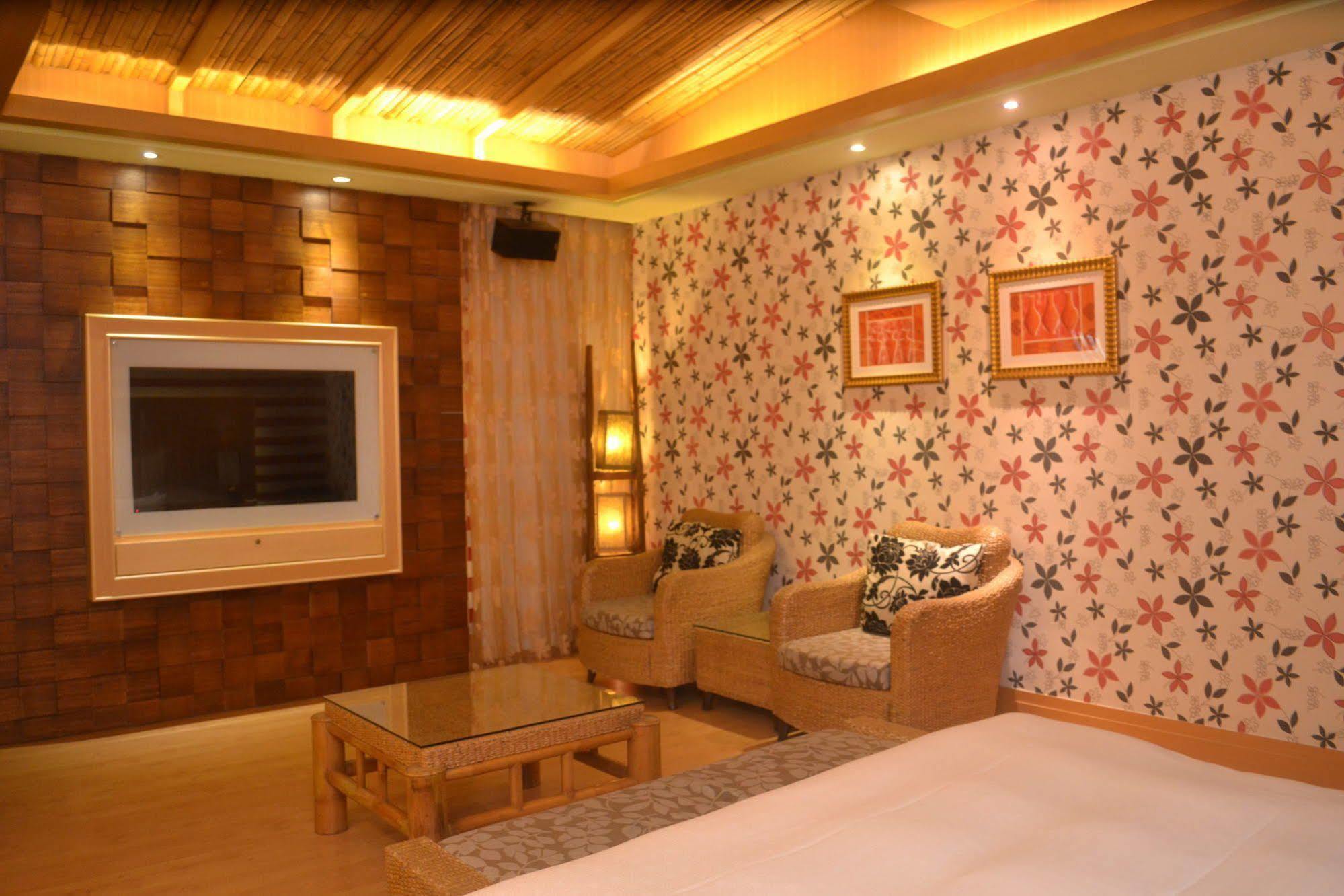 Seasons Boutique Motel Каосюн Екстериор снимка